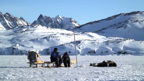 Dede ve torunu buz balıkçılık — Stok video