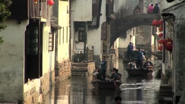 Via navegável local utilizada para transportar pessoas — Vídeo de Stock