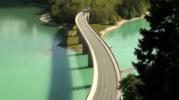 Brug over de Sylvenstein Lake — Stockvideo