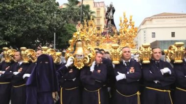 Dini bir float bir Trono taşıyan Costaleros