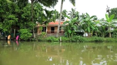 Yerel halkın nehir kıyısında yıkama