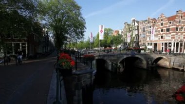 Su Amsterdams kanal trafik, çok sayıda tenezzüh tekneleri ve köprüleri görüntülemek