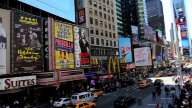 İnsanlar trafik ve reklam panoları Times Square, New York, ABD