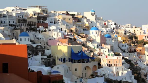 Města Oia s lidmi, dobrým pitím Santorini, Řecko — Stock video