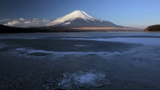 Гора Фудзи с озером Яманака — стоковое видео