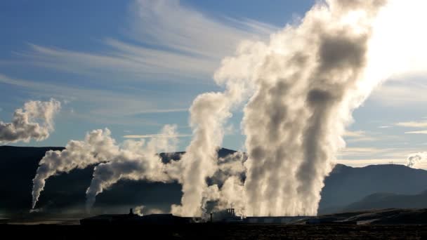 Vapeur provenant d'une centrale géothermique créant de l'énergie à partir de sources thermales naturelles — Video