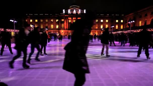 Люди катаются на коньках в городе — стоковое видео