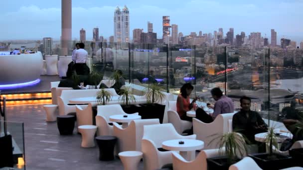 Bar auf der Dachterrasse, wo die Leute entspannen — Stockvideo