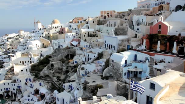 The white washed homes in the town of Oia, Greece — Stock Video