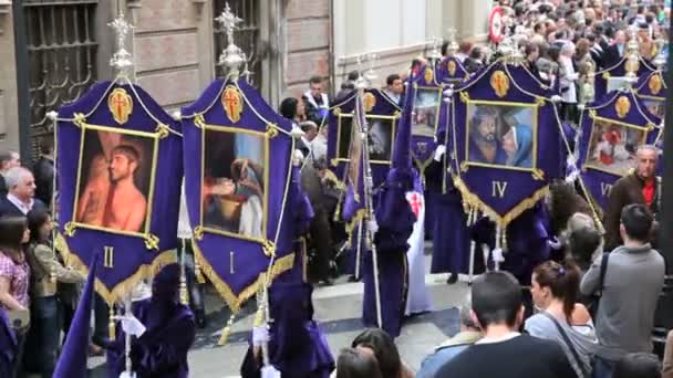 Les gens regardent le défilé des Nazaréens à capuchon — Video