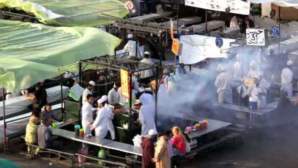 Люди едят в киосках — стоковое видео