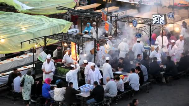 Menschen essen an Essensständen — Stockvideo