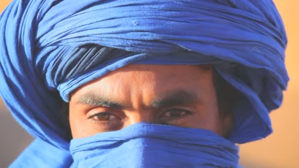 Человек в традиционном голубом головном уборе — стоковое видео