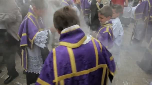 Дети в религиозной процессии Semana Santa — стоковое видео