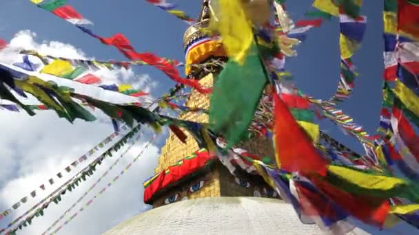 Widok z stupy Boudhanath, który jest jednym z najświętszych miejsc buddyjskich w Kathmandu — Wideo stockowe