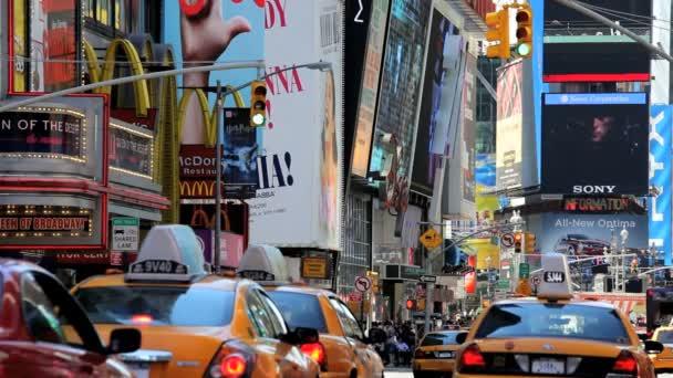 Människor trafik och skyltar av Times Square, New York, Usa — Stockvideo