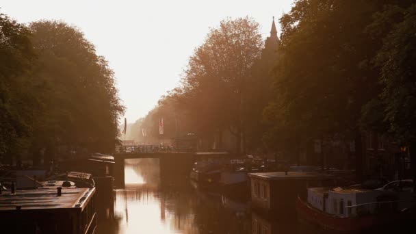 Lever de soleil sur les bateaux de la Maison sur les canaux d'Amsterdams — Video