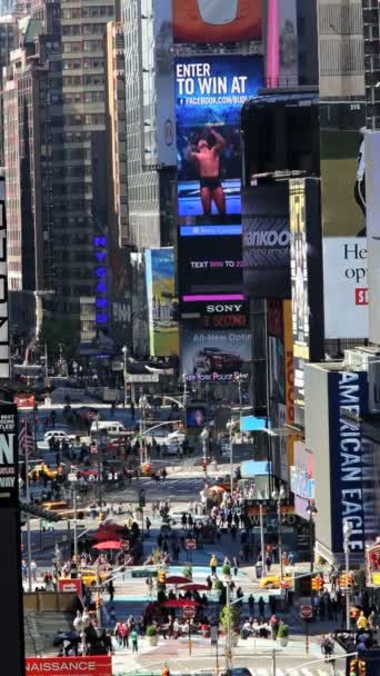 Vista vertical da movimentada Times Square à luz do dia, Manhattan, Nova Iorque, EUA — Vídeo de Stock