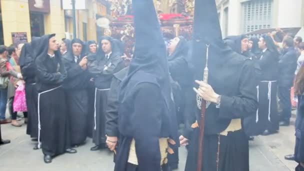 Desfile de Nazarenos con capucha — Vídeo de stock
