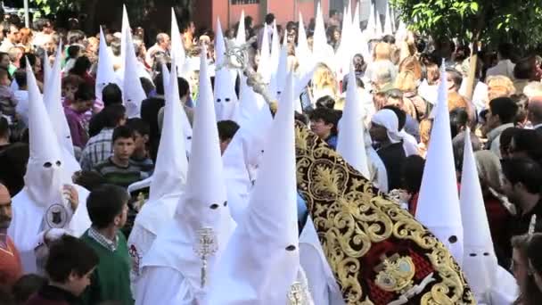 Mensen kijken naar de Hooded Nazarenos parade — Stockvideo