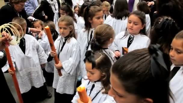 Děti v náboženské procesí Semana Santa — Stock video