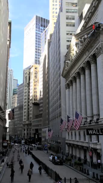 Wall Street New York con il suo edificio storico ornato e grattacieli, Stati Uniti — Video Stock