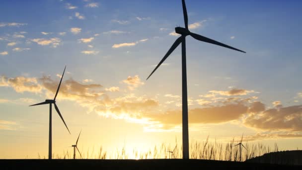 Turbinas eólicas generadoras de energía — Vídeos de Stock