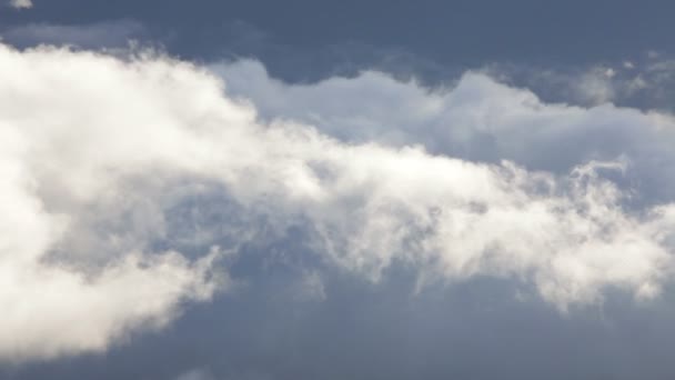 Vista de nubes en movimiento a través del cielo — Vídeos de Stock