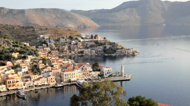 Simi stadshuizen door de prachtige haven eiland van Symi, Griekenland — Stockvideo