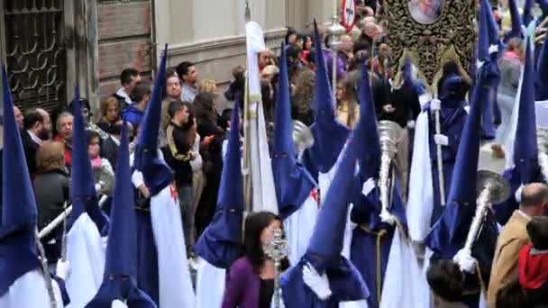 Gente viendo el desfile de Nazarenos encapuchados — Vídeo de stock