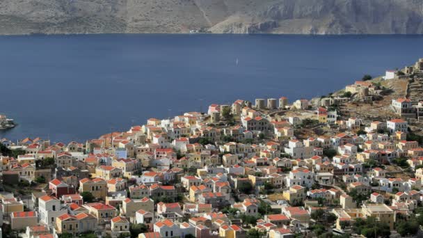 Simi domy miasta przez piękny port wyspa Symi, Grecja — Wideo stockowe