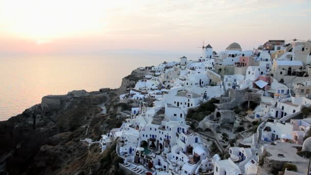 Dôme blanc lavé églises d'Oia au coucher du soleil Grèce 
