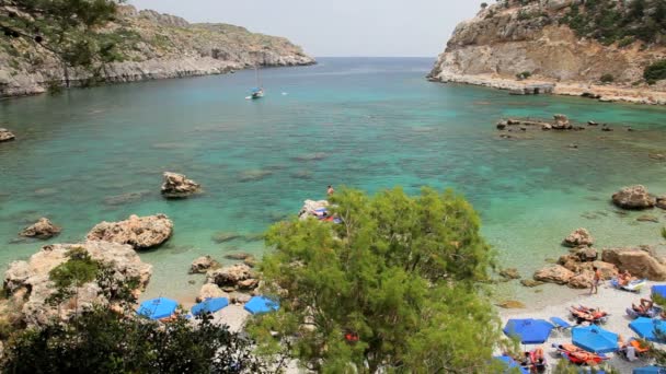 Sunbathers těší Anthony Quinn pláž nr Lindos, ostrov Rhodos, Řecko — Stock video