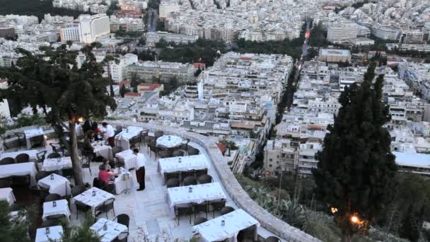 Vue depuis la colline de Lykavittos surplombant un restaurant, Athènes, Grèce — Video