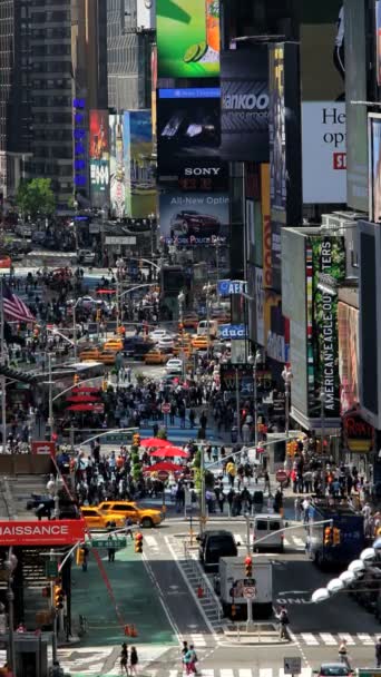 Times Square New York reklam panoları neon ışıkları ve aydınlatmalı işaretleri, ABD ile — Stok video