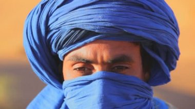 Geleneksel mavi headdress erkekte