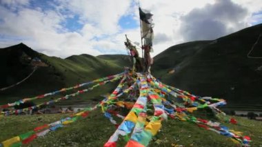 At Budist dua bayrakları eteklerinde Rüzgar