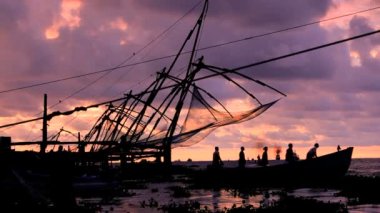 Çince balık ağlarına gün batımında