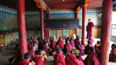 Küçük çocuklar okul Oda Jueri manastırda öğrenme