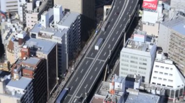 Trafik ve Tokyo içinde gökdelenler