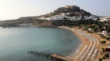 İnsanlar sahilde güzel ana Lindos Rodos, Yunanistan