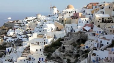 Oia, günbatımı Yunanistan beyaz yıkanmış kiliseler kubbeli