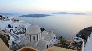 Günbatımı üzerinde beyaz yıkanmış evleri, Thira, Santorini, Yunanistan