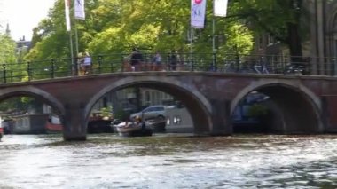 Su Amsterdams kanal trafik, çok sayıda tenezzüh tekneleri ve köprüleri görüntülemek