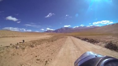 Motosiklet hareket kurak manzara uzak