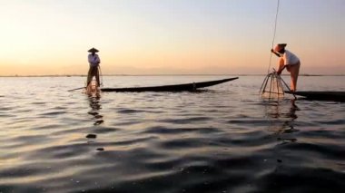 Yerel balıkçılar balıkçılık Inle Gölü üzerinde