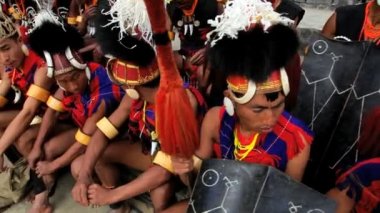 Geleneksel giyen Chang kabilesi Kartallar Festivali dans kostüm