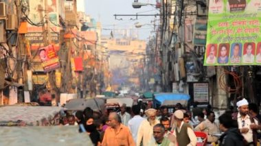 Araç ve kişi yoğun Chandni Chowk'tan pazar ziyaret