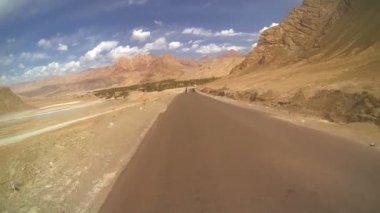 Motosiklet binme uzak - çöl vardır