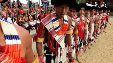 Chakhesang kabilesinden Nagaland Kartallar dans festivali gerçekleştirme